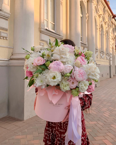 Огромная цветочная композиция с пионами
