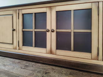 Тумба под ТВ с 4 дверьми, на цоколе.