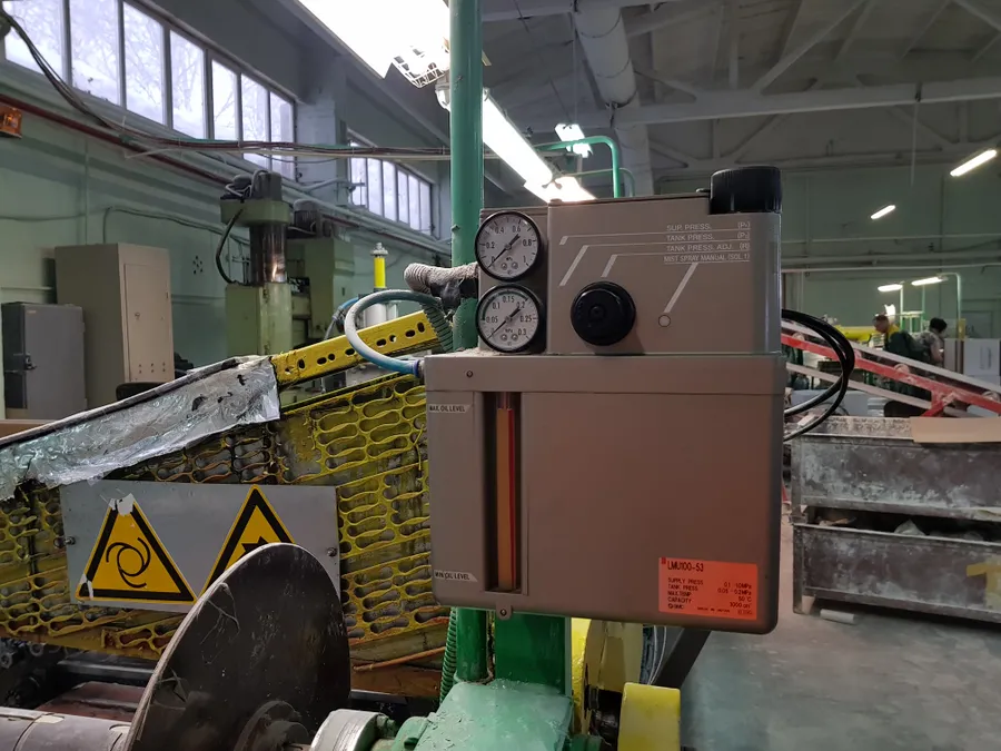 Станция распыления масла на режущий инструмент. Предотвращает износ ножа и увеличивает межсервисный интервал.