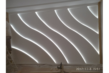 Наши влагостойкие панели не боятся помещений с повышенной влажностью. Панели эффектно рассекаются барной стойкой. Для монтажников это была дополнительная сложная работа, но они с ней отлично справились.