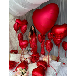 Девушка в красном платье среди множества гелиевых сердец и огромного шара гиганта Троицк Новая Москв