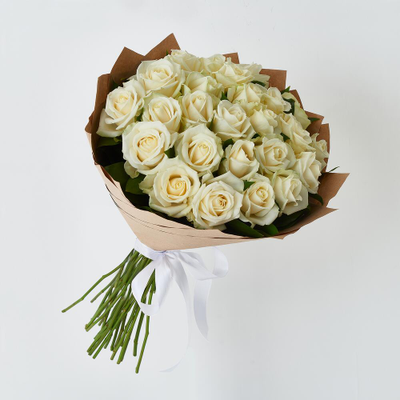 Букет "Утренняя роса" из 25 белых роз в крафте