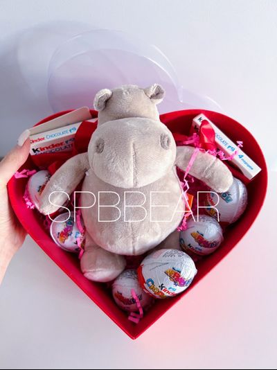 Подарочная коробка Киндер сюрприз и бегемот Мотя средняя