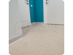 Плинтус ХДФ Dollken S100 100мм Х 2,575 м 1248/1145 Бело-серый в интерьере 2