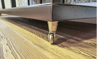 Консоль с тремя ящиками, передвижная на колесиках.