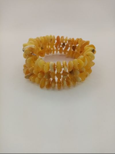 Браслет тройной на пружине из матового янтаря