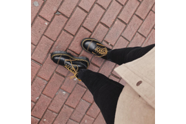 Женские черные мартинсы с желтой шнуровкой