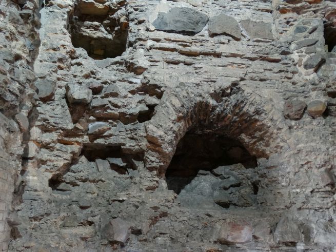 Оригинальная кладка стены начала 11 века, Золотые ворота