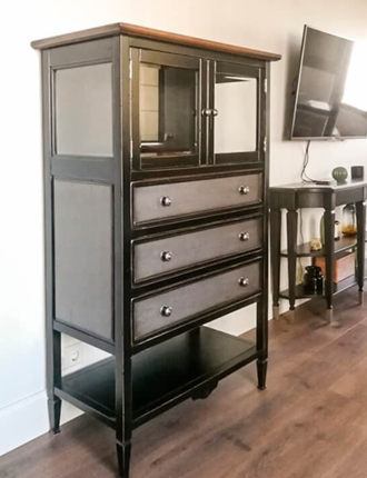 Витрина низкая, с тремя ящиками.