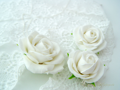 Комплект "Белые бархатные розы". Цветы из полимерной глины.