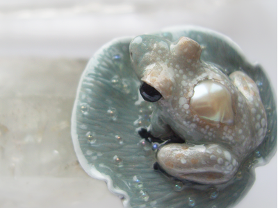 Коллекционное кольцо с лягушкой и жемчужиной "Капель в туманном саду"