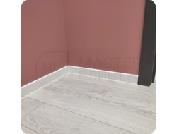 Плинтус ХДФ Dollken Cubu Flex Life XL 80мм Х 2,5 м 1013/5012 Белый в интерьере 3