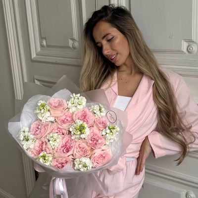 БУКЕТ МИКС ПИОНОВИДНЫХ РОЗ И МАТТИОЛЫ