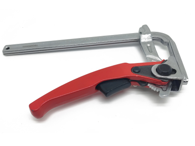 Струбцина для установки в паз с храповым механизмом