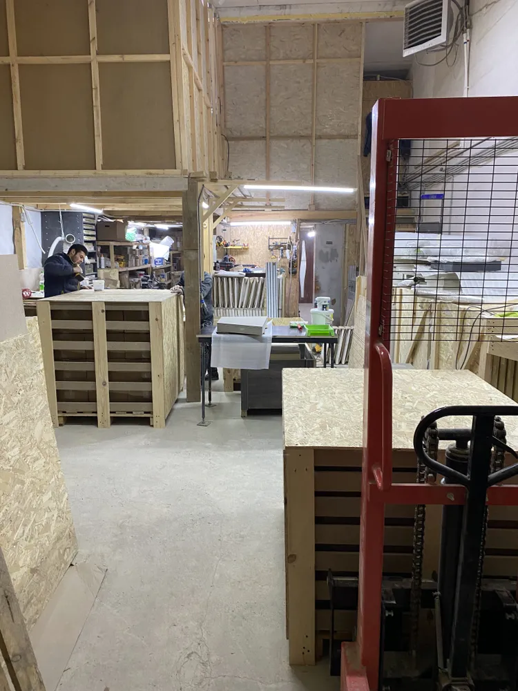 Панели тщательно упаковываются и помещаются в транспортировочный ящик. На этот раз панели уедут в Новосибирск.