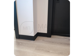 Надежная защита стен и пола: черный алюминиевый плинтус ПЛ 100 с элегантным муаровым покрытием.