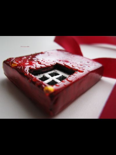 Необычная подвеска в авангардном стиле "Красные стены"