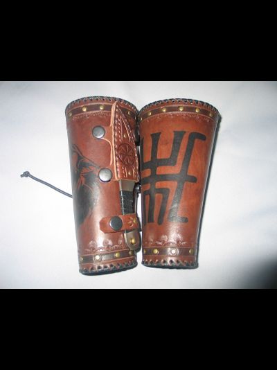 Наручи с ножом "Волк в лесу".