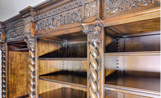 Встроенная резная гардеробная комната из массива дерева.