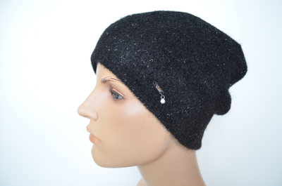 Черная шапка с блестками