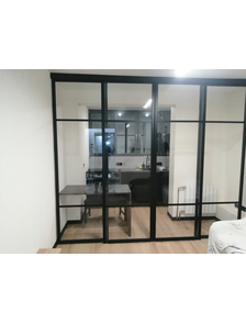 Подвесная перегородка, стекло и черный профиль.