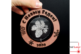 Игрушка на елку с медальоном