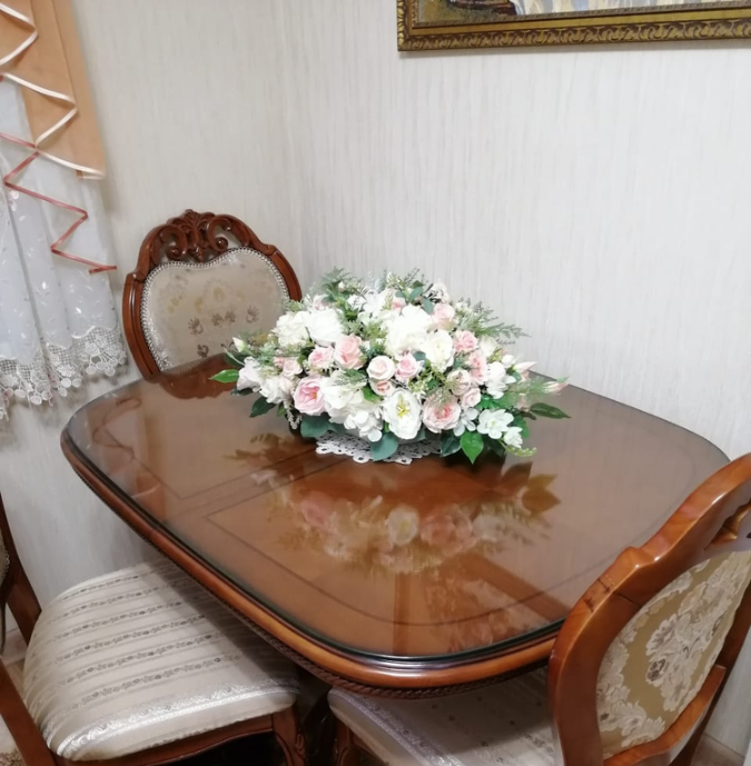 Удлинённая композиция в бело-розовых тонах из искусственных цветов на столе из дерева