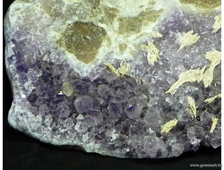 Друза Аметиста с баритом на породе