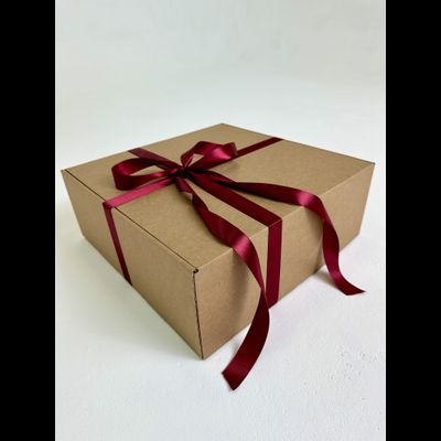 Большая подарочная коробка GILEV 37x37x14 см с бордовой лентой и наполнителем крафт