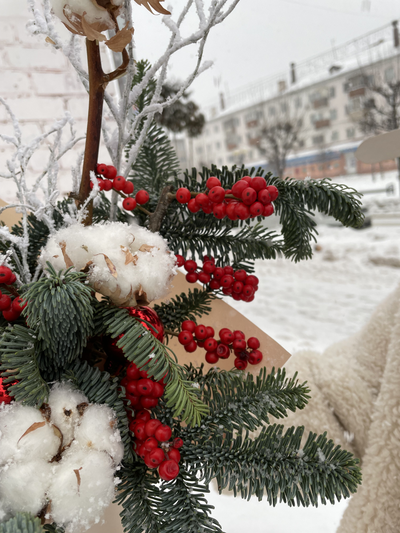 Новогодняя композиция с илексом и хлопком