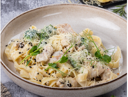 Фетучини с куриной грудкой  и грибами