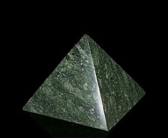 Пирамида из Змеевика 3*3 - 200 р ,  3,5*3,5 - 230 р    4*4 см -250 р  28 мм на 28 мм - 200 р