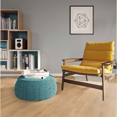 Декор ламината Wineo Дуб Баланс Коричневый LA181XXLV4 в интерьере комнаты