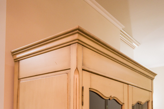 Витрина на цоколе с двумя стеклянными дверьми.