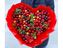 Ягодный букет из клубники и других ягод