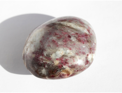 Турмалин розовый в кварце, полировка, Бразилия (44*40*25 мм, 54 г) №18565