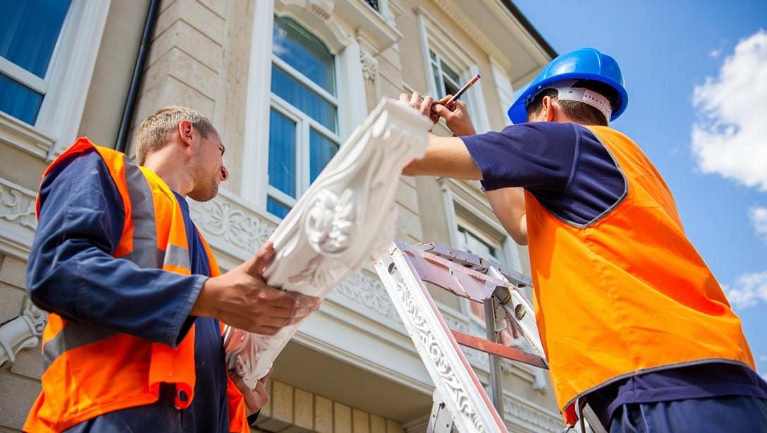 Профессиональный монтаж фасадного декора из полиуретана специалистами ЭлитДекор в Москве.