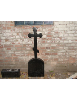 Фото памятника в виде креста с подставкой в СПб