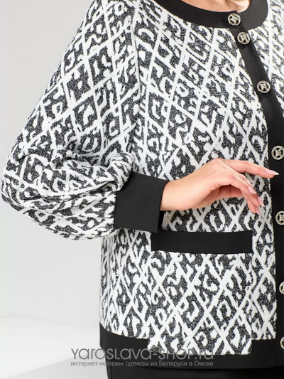 Стильный костюм в деловом стиле, состоящий из жакета и юбки