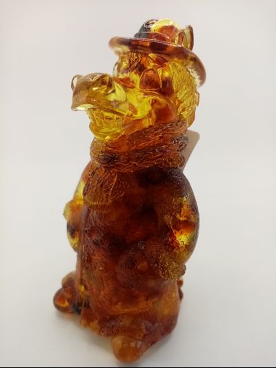 Конь в пальто с шарфом.