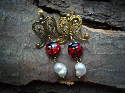 Весенние серьги с божьими коровками, жемчугом и филигранью "Ледибаг"
