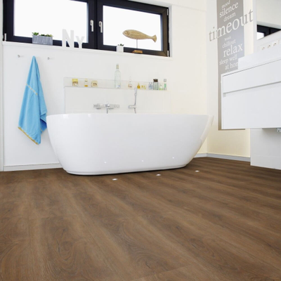 Виниловый пол Wineo 600 Wood XL MoscowLoft DB198W6 в интерьере ванной