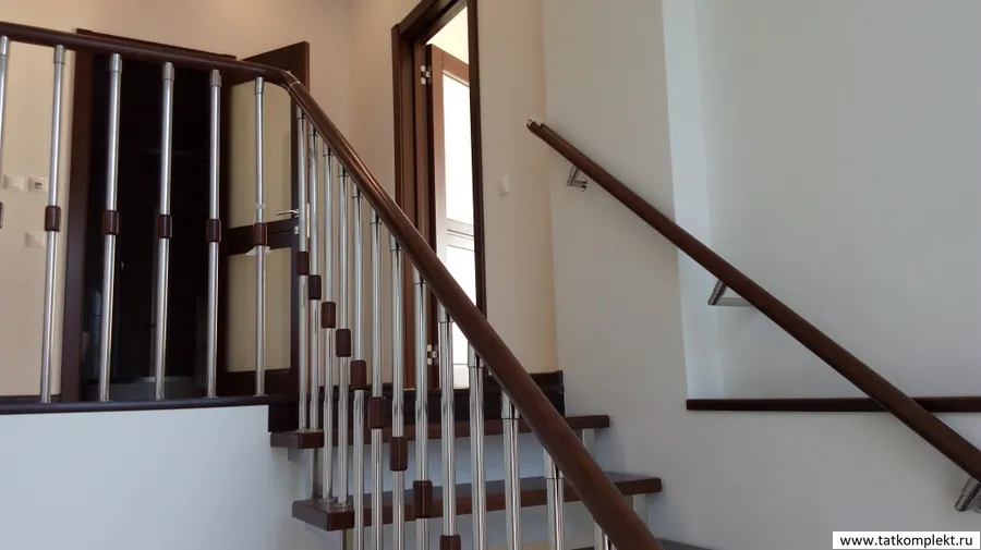 Лестница с дубовыми ступенями и двойном косоуре из полированной нержавеющей стали. Ограждения лестницы выполнены из полированных нержавеющих стоек труба диаметром 25мм и деревянными декоративными вставками. Поручень круглый из дуба диаметром 50мм.