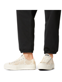 Кеды Converse Chuck Taylor All Star Lift белые низкие с вышивкой A02225C фото на ноге