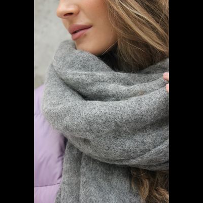 Серая с фиолетовым шапка со стразами и пайетками Vizio Италия 8021 CY