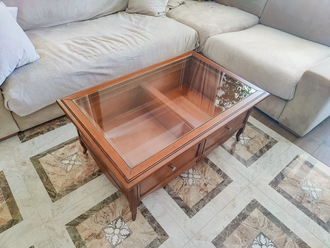 Журнальный стол со стеклянной столешницей.