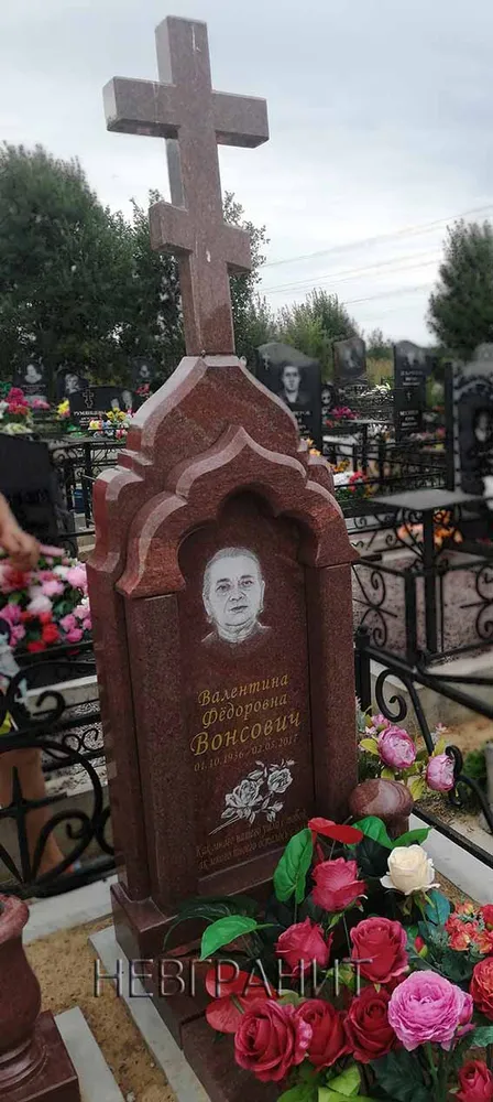 Гранитный памятник с крестом 
