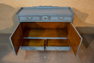 Двухстворчатый комод с 5 ящиками.