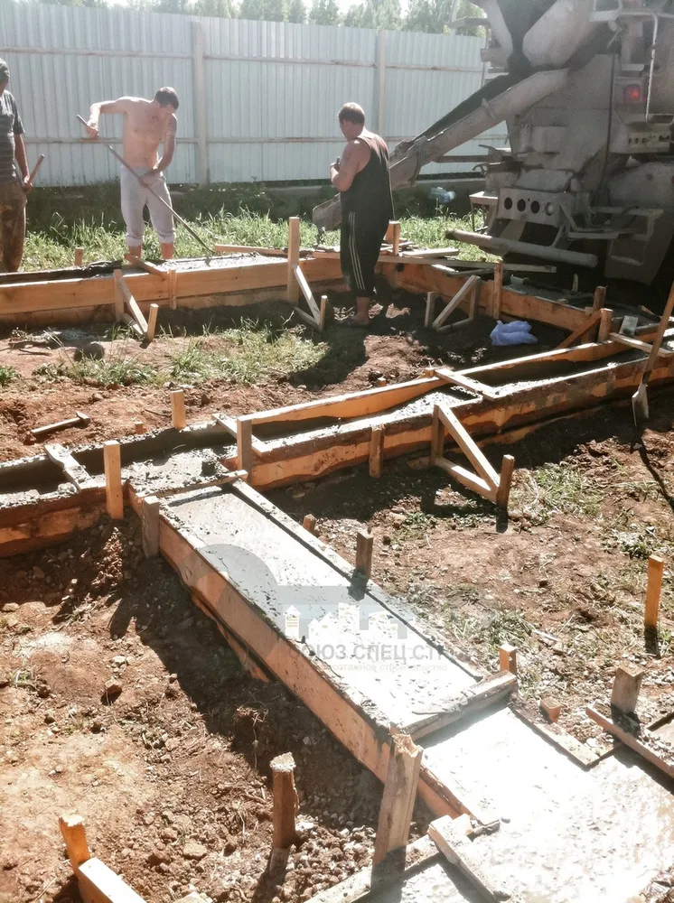 Процесс заливки фундамента бетоном 