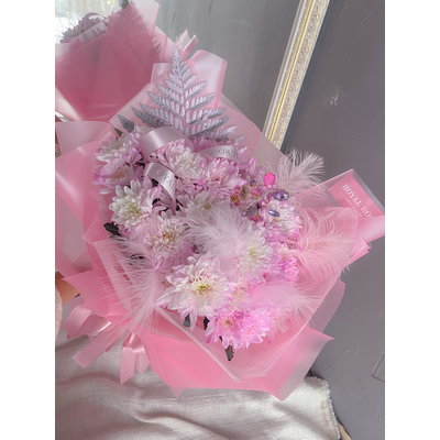 Букет из розовых хризантем и украшений